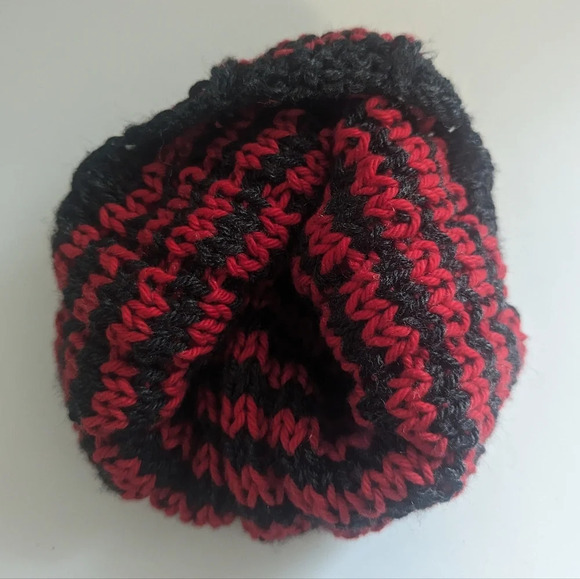 Red and Black Handmade Knitted Hat Touque - Picture 4 of 6